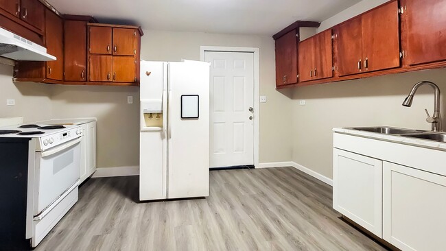 Building Photo - 2 BDRM 1 BATH
