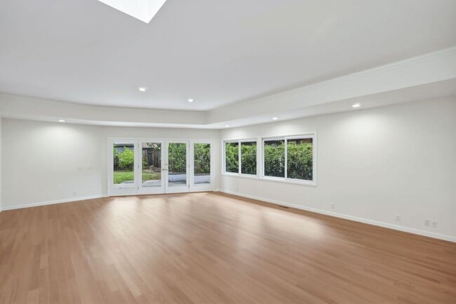 Building Photo - Upgraded 4 Bed, 2 Bath Home on Charming Tree Lined Street in Desirable Crescent Park