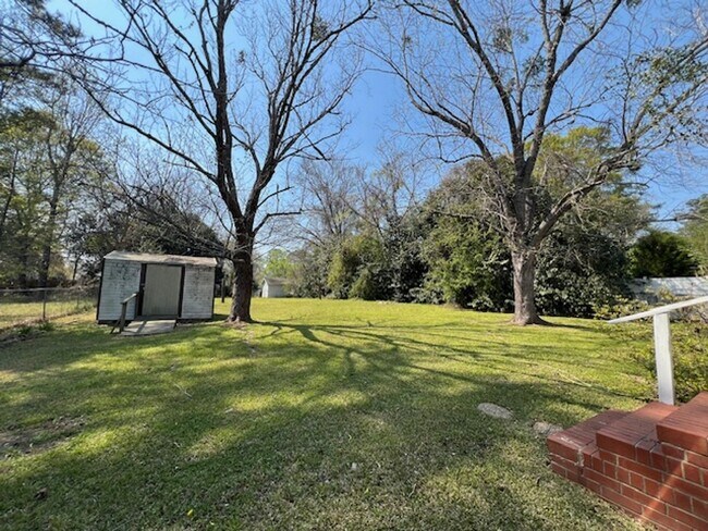 Building Photo - 2 Bedroom, 1 Bath Home