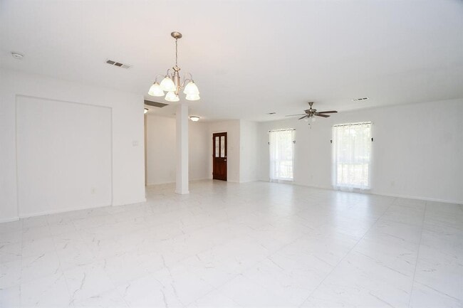 Building Photo - 9806 Larston St