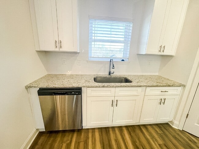 Building Photo - Pet Friendly End Unit Townhome