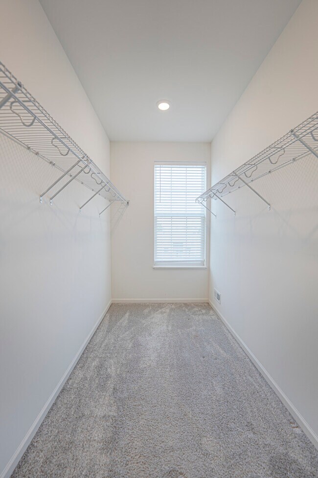 Building Photo - 2945 Showplace Dr