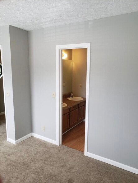 Building Photo - 445 Claircrest Dr