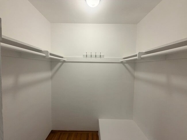 Building Photo - College View Estates Home - Spacious, Bright, and Beautiful Living
