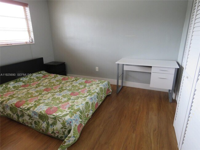 Building Photo - 11840 NE 19th Dr