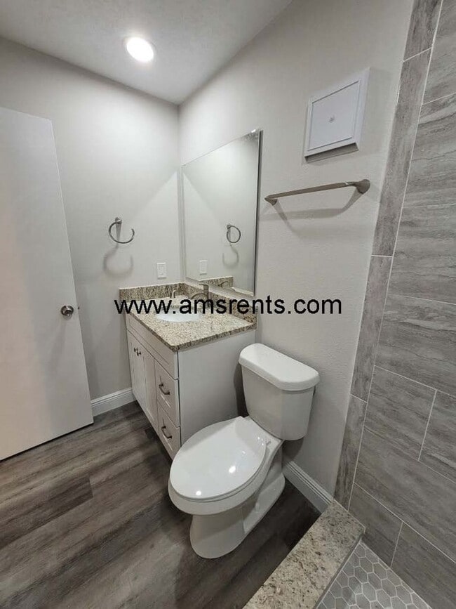 Building Photo - Spacious 3 bedroom Villa