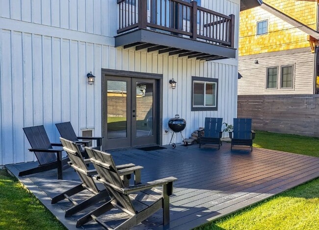 Building Photo - 4 Bed, 2 Bath, Fully Furnished, 2 Level Home, Fenced Yard