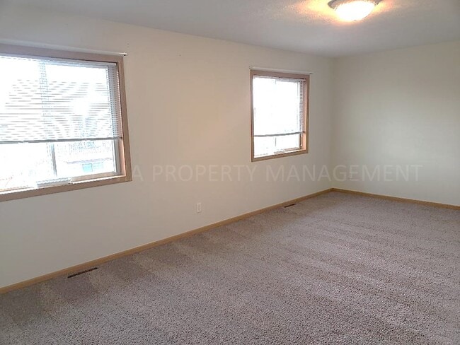 Building Photo - 300 Scott Pl