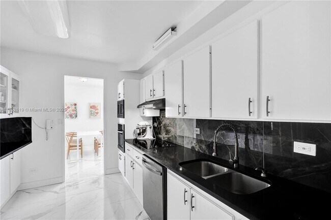 Building Photo - 5055 Collins Ave