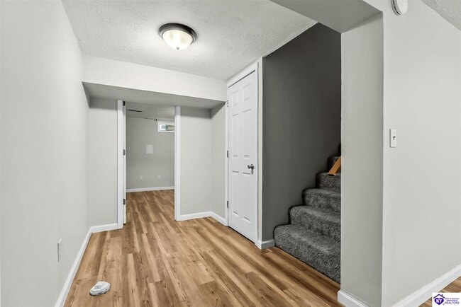 Building Photo - 215 Darrell Dr