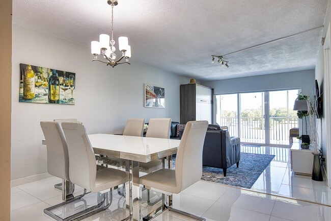 Building Photo - 2950 N Palm Aire Dr