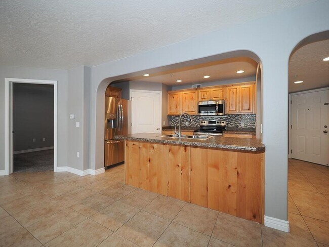 Building Photo - Beautiful Daybreak Condo