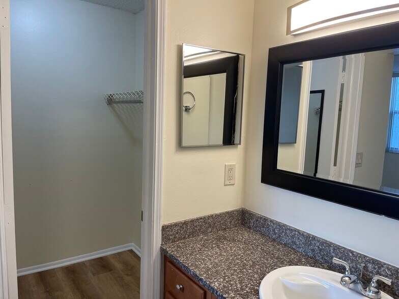 Building Photo - 9461 Evergreen Pl