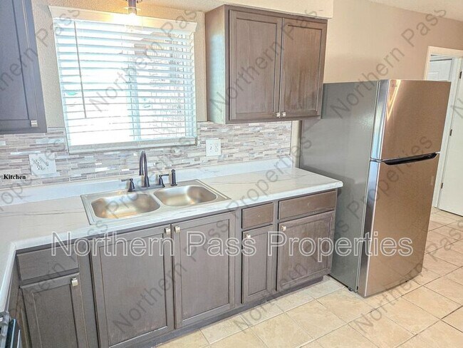 Building Photo - 810 Elm St