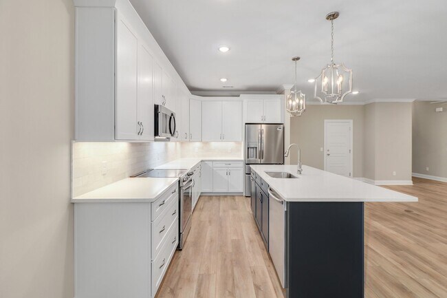Building Photo - 204 Pineland Dr