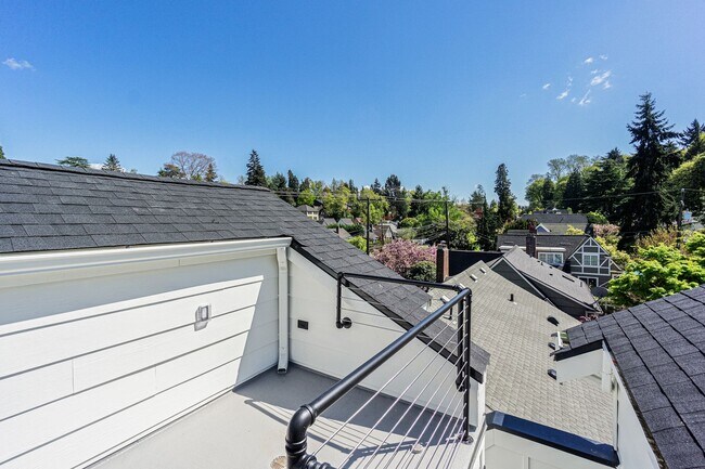 Building Photo - Montlake Townhome