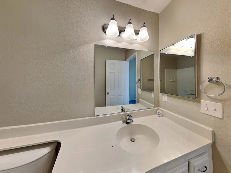 Building Photo - 24805 Half Dome Ct