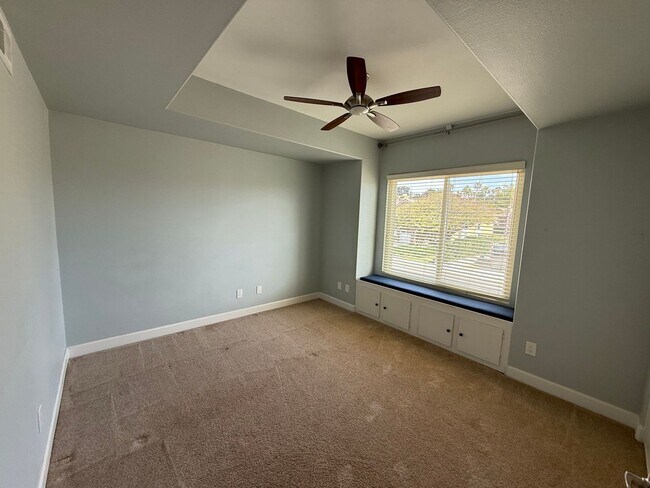 Building Photo - 635 Aliento Way