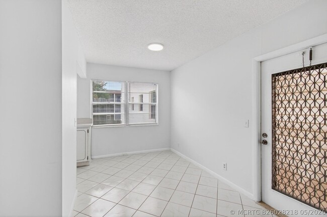 Building Photo - 360 Fanshaw I