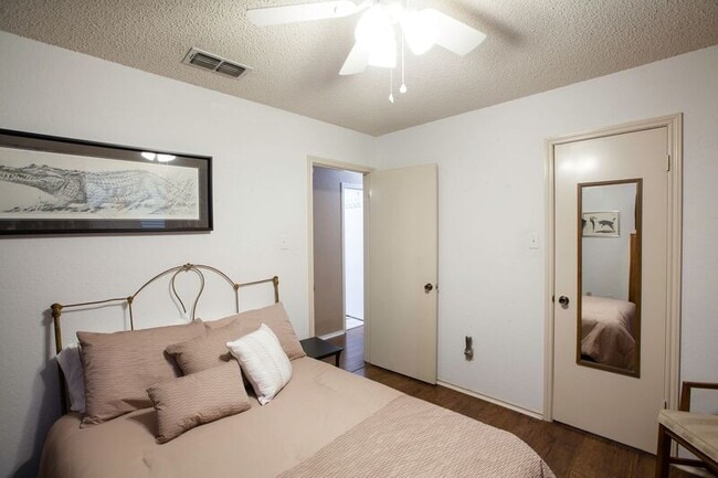 Building Photo - 2902 Post Oak Dr