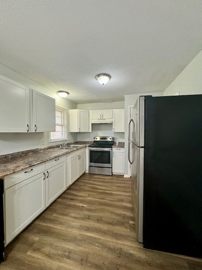 Building Photo - Spacious 3BR 2BA Home w/ Oversized 2-Car Garage