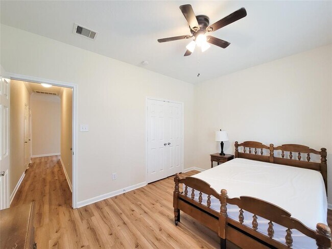 Building Photo - 1610 Pointe Leone