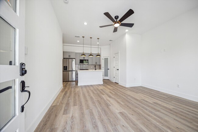 Building Photo - 8412 Vera Lou St