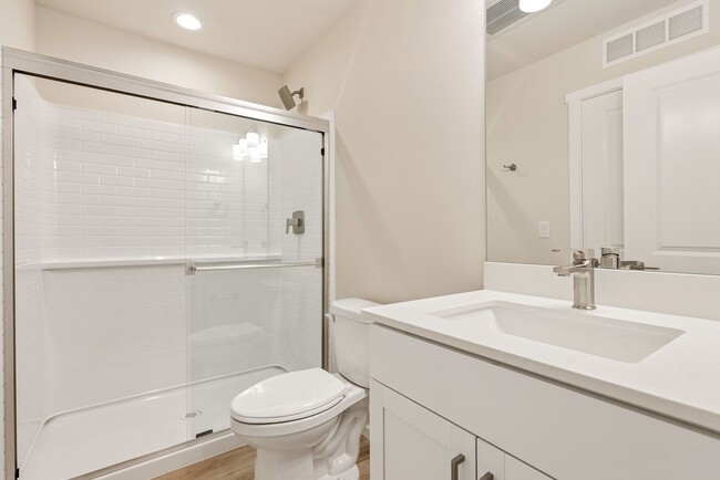 Building Photo - 4 Bedroom 3 Bath Stunning Brand New Town H...