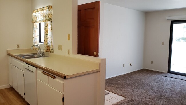 Building Photo - Quail Meadows Downstairs Condo