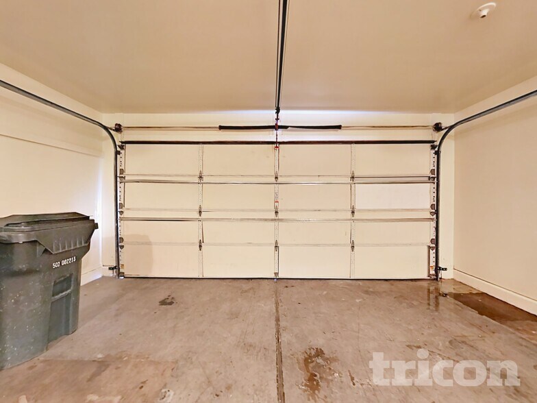 Building Photo - 11519 W Windrose Ave