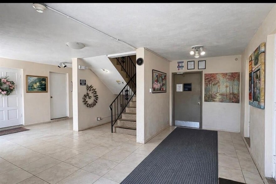 Building Photo - 1855 Plunkett St