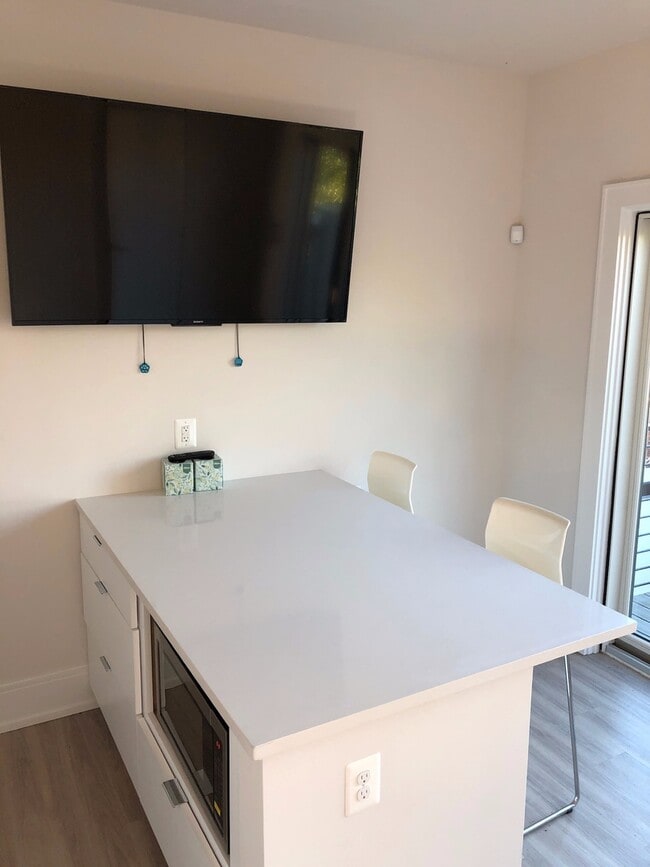 Building Photo - Luxe Apartment with Parking