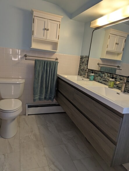Primary bedroom - en suite bathroom - 2421 Upham St