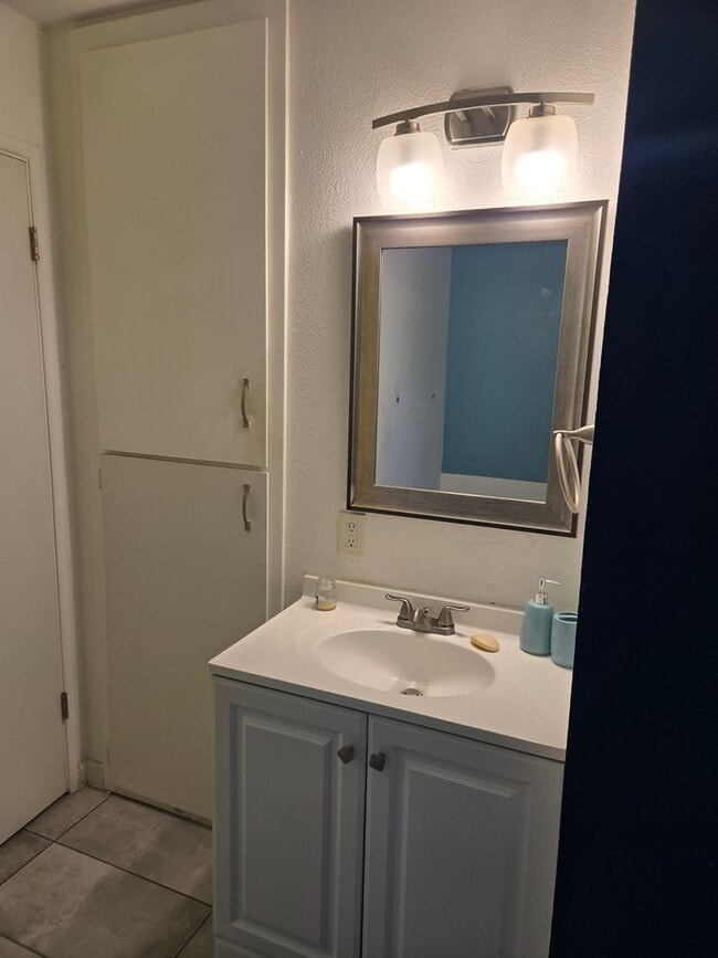 Building Photo - Beautifully Updated 3 Bed, 2 Bath House
