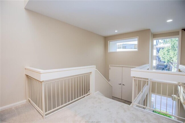 Building Photo - 45 Briar Hollow Ln