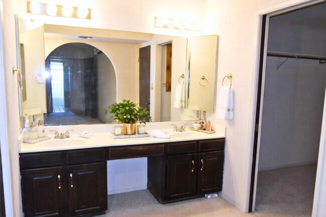 Building Photo - 10442 W Avalon Dr