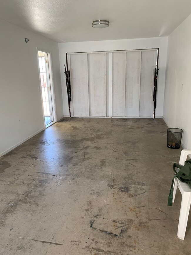 Building Photo - Upstairs 2 bed/1bath with private garage i...