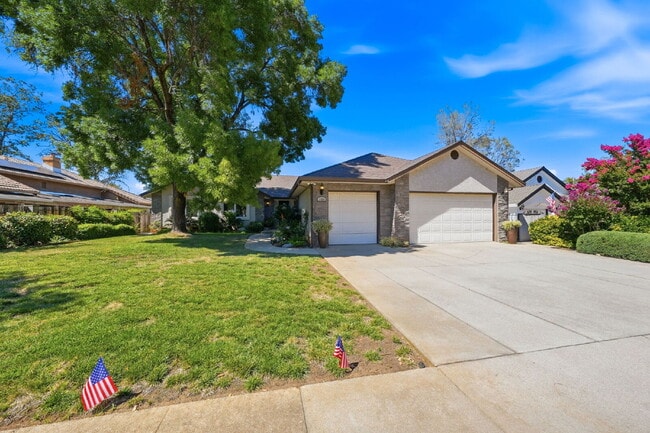Building Photo - Beautiful Executive Level Rental on Golf Course
