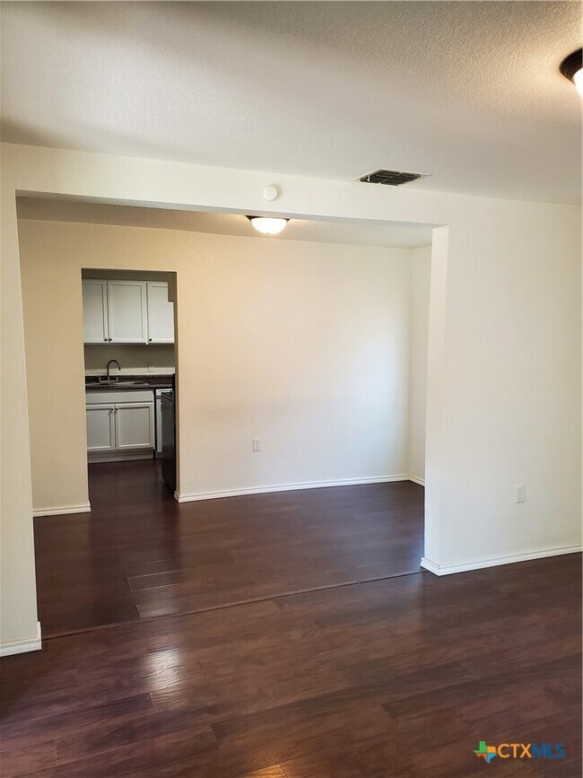 Building Photo - 826 N Bowie St