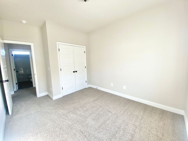 Building Photo - $1000 OFF 1st month rent!!!!Guyton Beauty!...