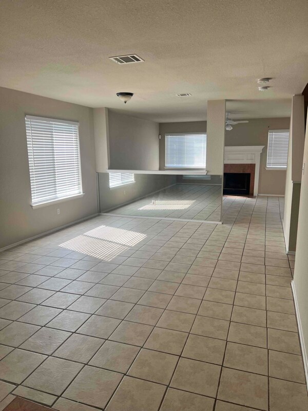 Building Photo - 1000 Laurelleaf Dr