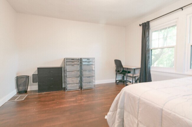 Building Photo - Three Bedroom One Bath