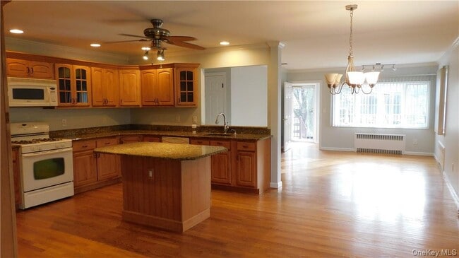 Building Photo - 10 S Nauraushaun Rd