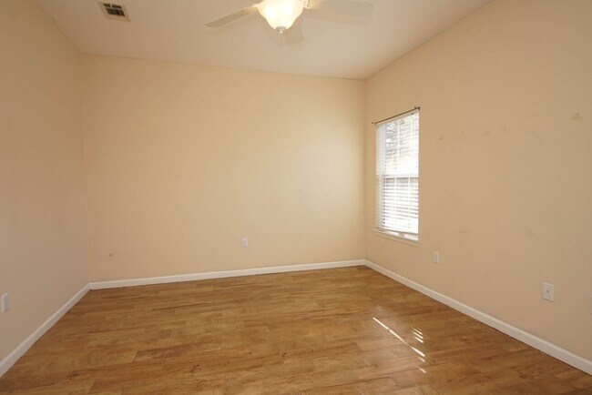 Building Photo - Central Niceville Location