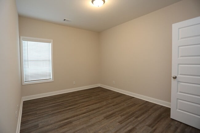 Building Photo - 4 Bedroom Brick House Available TODAY!