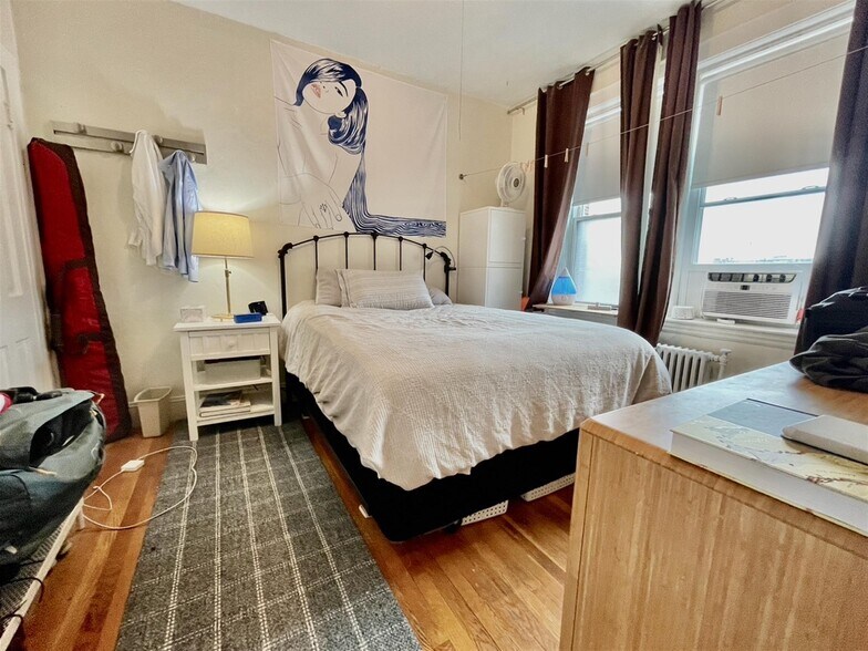 Building Photo - 18 Gray St