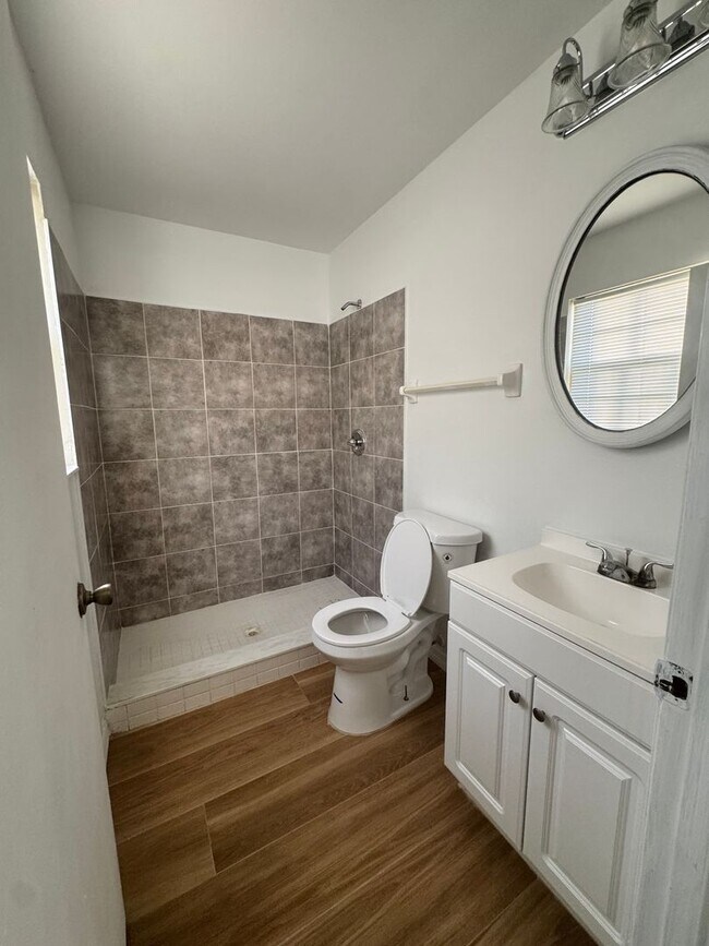 Building Photo - Charming 3/2 Home with open floor plan.