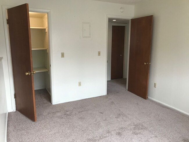 Building Photo - Move-In Today 2 Bedroom 1 Bathroom Apartment Close to Campus!