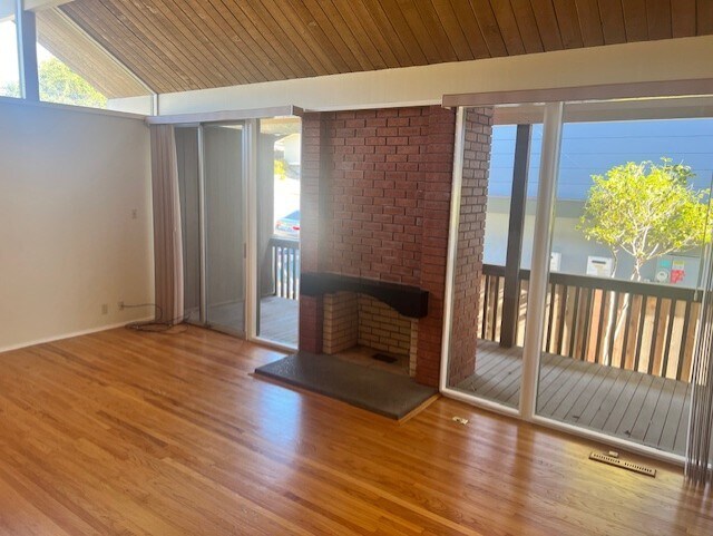 Building Photo - 880 Larkspur Dr