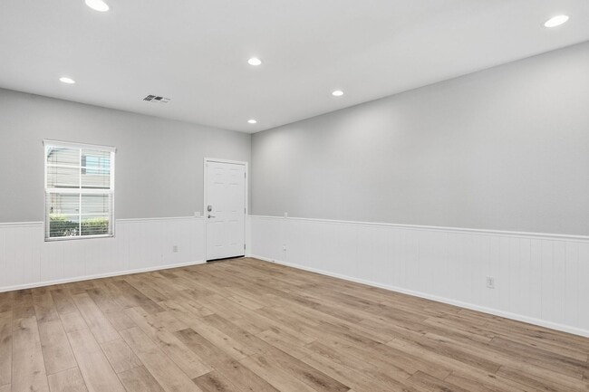 Building Photo - Spacious 4 Bedroom 2 Bath In Peoria with Pool and Sports Court